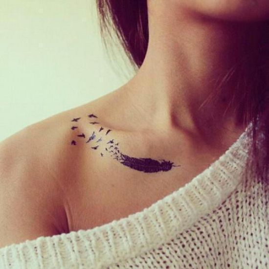 tatouage-femme-clavicule-plume-oiseau