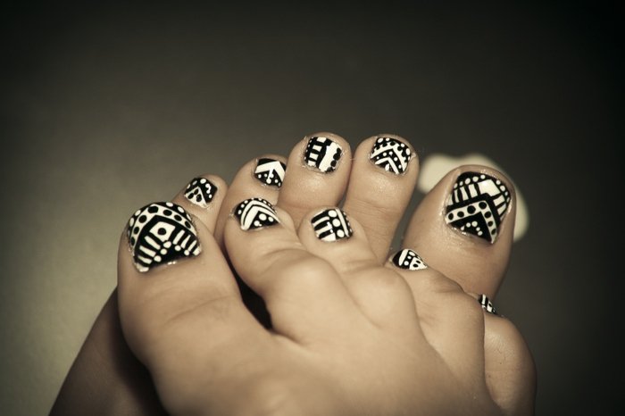 nail-art-facile-pieds-motifs-géométriques-noir-blanc