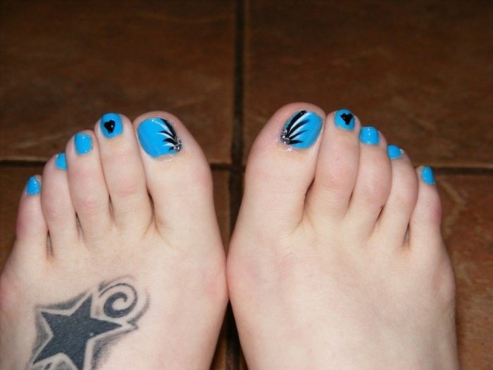 nail-art-facile-pieds-vernis-bleu-déco-noire-strass-tatouage