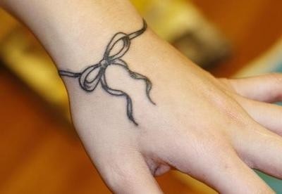 tatouage-feminin-bracelet-fin-avec-noeud